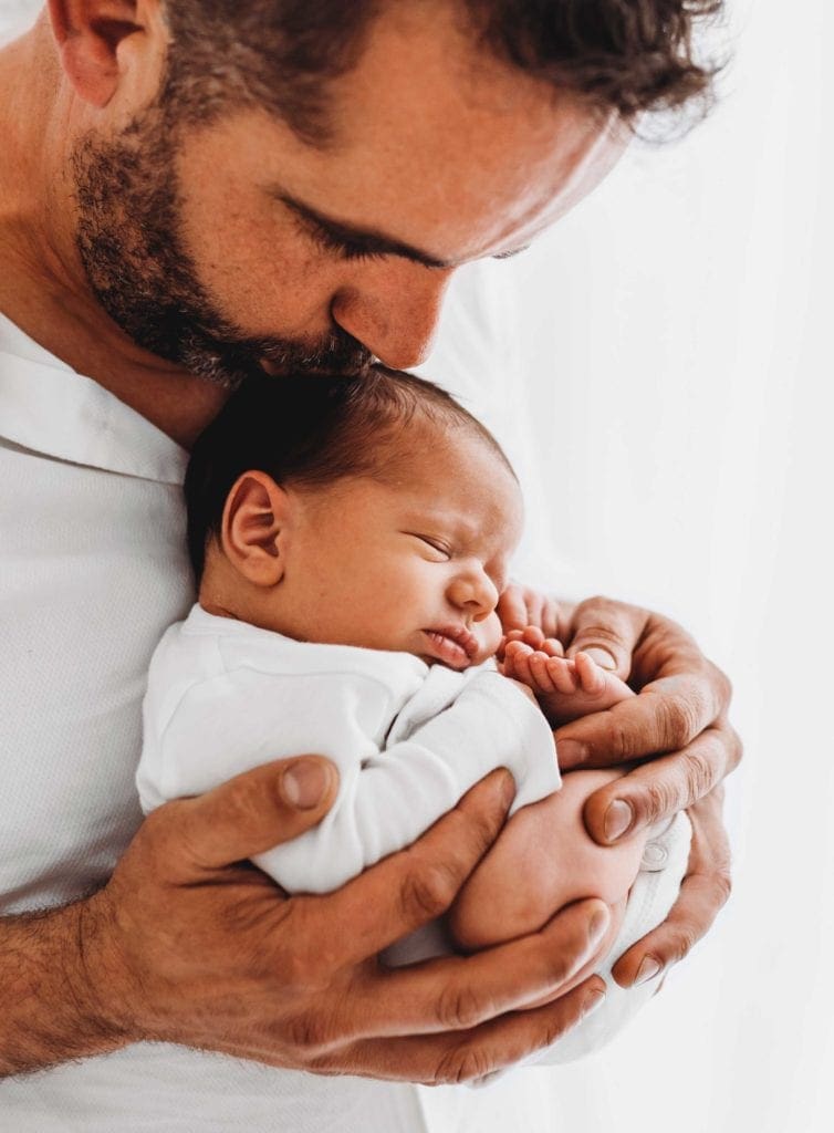 newborn con papa scaled