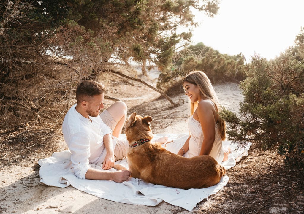 Foto pareja con perro Mallorca